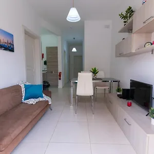 seaside-cosy-maisonette-marsaskala-2-mins-walk-from-sea.hotelssaintjulians.com/